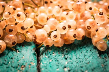 Yaz taze çilek, sağlıklı gıda, ahşap arka plan