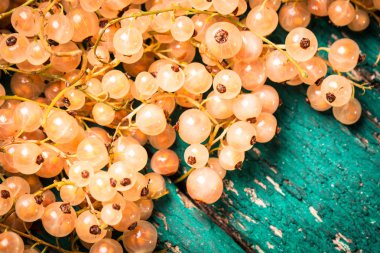 Yaz taze çilek, sağlıklı gıda, ahşap arka plan