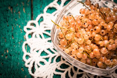 Yaz taze çilek, sağlıklı gıda, ahşap arka plan