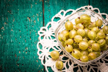 Yaz taze çilek, sağlıklı gıda, ahşap arka plan