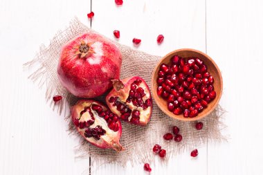 Bazı kırmızı sulu nar, bütün ve kırık, rustik ahşap tablo