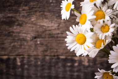 Papatya vintage ahşap masa üzerinde güzel buket