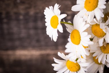 Papatya vintage ahşap masa üzerinde güzel buket