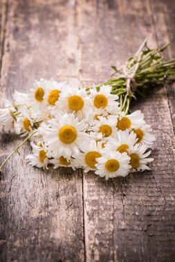 Papatya vintage ahşap masa üzerinde güzel buket