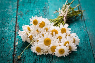 Papatya vintage ahşap masa üzerinde güzel buket