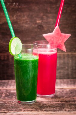 Taze kırmızı ve yeşil smoothie vintage ahşap zemin üzerinde. Sağlıklı Detoks içecek