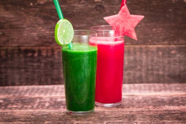 Taze kırmızı ve yeşil smoothie vintage ahşap zemin üzerinde. Sağlıklı Detoks içecek