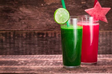 Taze kırmızı ve yeşil smoothie vintage ahşap zemin üzerinde. Sağlıklı Detoks içecek