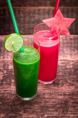 Taze kırmızı ve yeşil smoothie vintage ahşap zemin üzerinde. Sağlıklı Detoks içecek