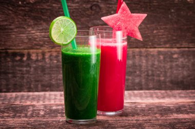 Taze kırmızı ve yeşil smoothie vintage ahşap zemin üzerinde. Sağlıklı Detoks içecek