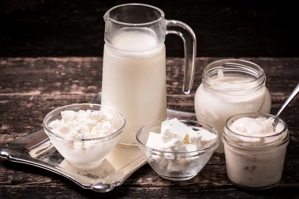 Milchprodukte, gesunde Lebensmittel auf Holztisch — Stockfoto