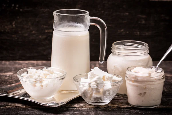 Milchprodukte, gesunde Lebensmittel auf Holztisch — Stockfoto