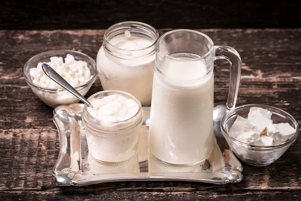 Mejeriprodukter, hälsosam mat på träbord — Stockfoto