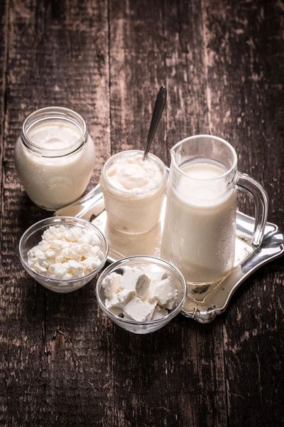 Zuivelproducten, gezonde voeding op houten tafel — Stockfoto