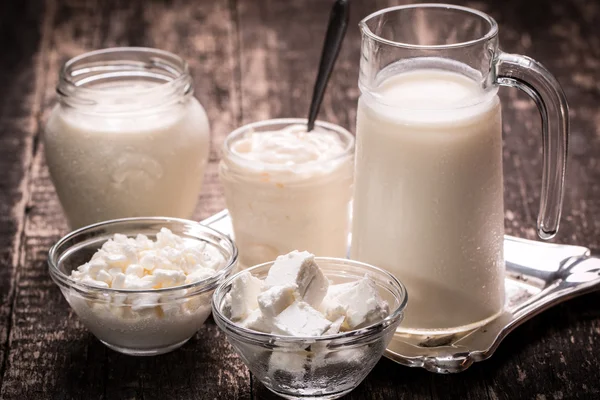 Mejeriprodukter, hälsosam mat på träbord — Stockfoto