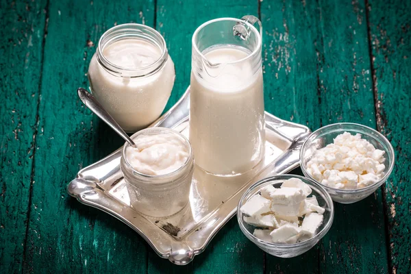 Mejeriprodukter, hälsosam mat på träbord — Stockfoto