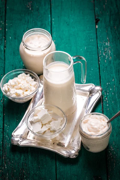 Zuivelproducten, gezonde voeding op houten tafel — Stockfoto