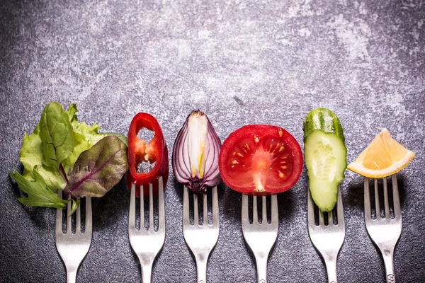 Verduras frescas mixtas sobre tenedor, fondo negro —  Fotos de Stock