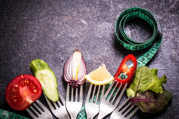 Friss vegyes zöldséggel, villát, fekete háttér — Stock Fotó