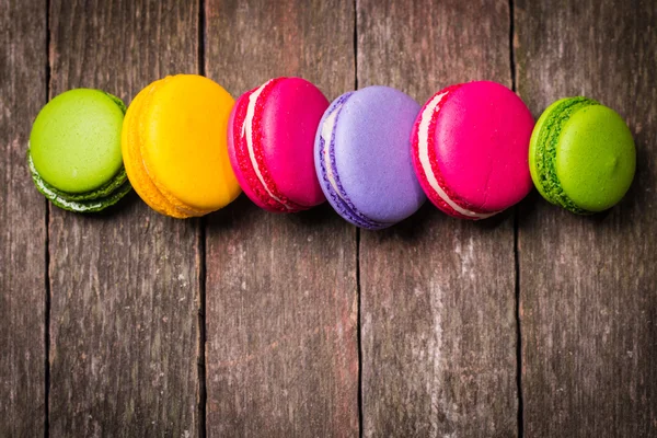 Macaroons frescos na mesa de madeira, filtro vintage — Fotografia de Stock