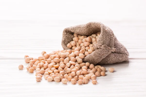 Garbanzos sobre fondo rústico, concepto de comida saludable — Foto de Stock