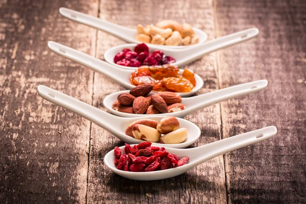 Nusssamen und Trockenfrüchte mischen, gesundes Superfood, veganes Essen — Stockfoto