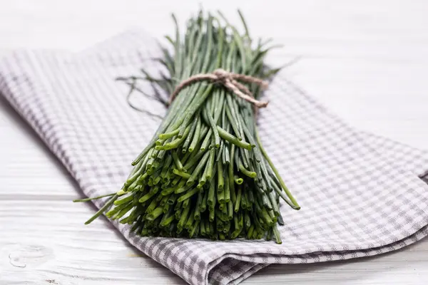 ahşap kesme tahtası, seçici odak taze Frenk soğanı demet