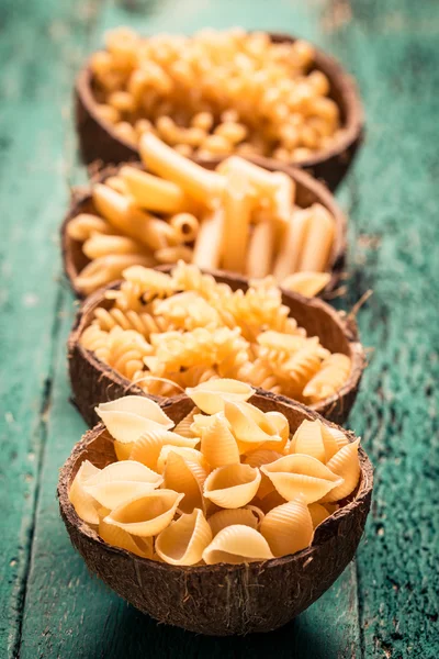 Várias misturas de massa no fundo rústico de madeira. Dieta e alimentos — Fotografia de Stock