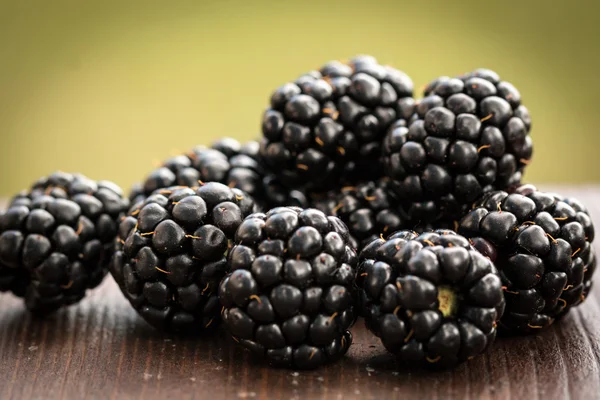 Baies fraîches d'été, aliments sains sur la table — Photo