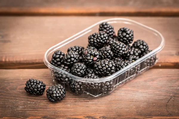 Baies fraîches d'été, aliments sains sur la table — Photo