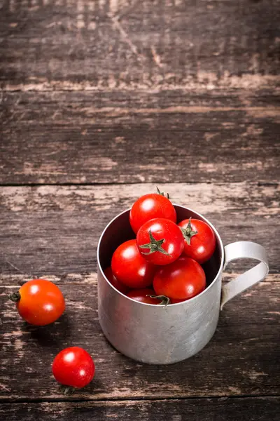 Čerstvá rajčata cherry na dřevěný stůl, dieta koncepce — Stock fotografie