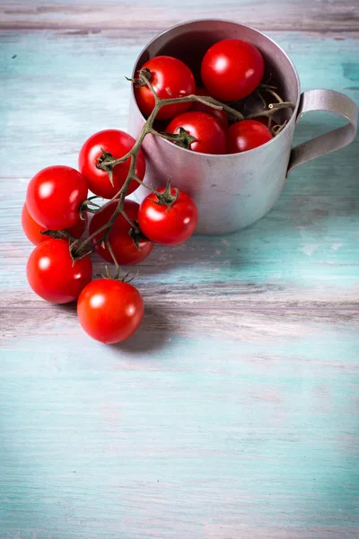 Čerstvá rajčata cherry na dřevěný stůl, dieta koncepce — Stock fotografie