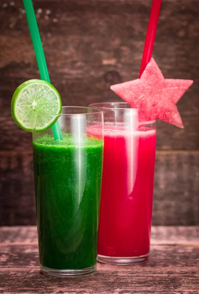 Batido fresco rojo y verde sobre fondo de madera vintage. Bebida desintoxicante saludable —  Fotos de Stock