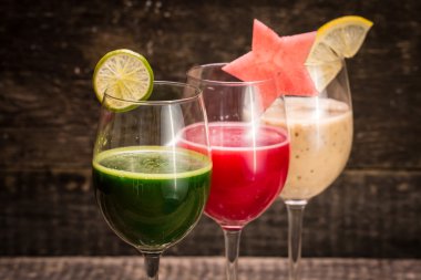 Taze kırmızı ve yeşil smoothie vintage ahşap zemin üzerinde. Sağlıklı Detoks içecek