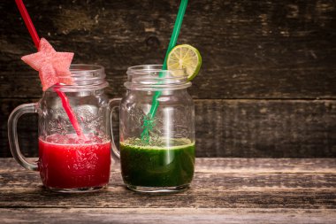 Taze kırmızı ve yeşil smoothie vintage ahşap zemin üzerinde. Sağlıklı Detoks içecek
