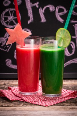 Taze kırmızı ve yeşil smoothie vintage ahşap zemin üzerinde. Sağlıklı Detoks içecek