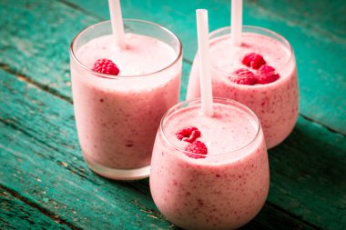 ahşap arka plan üzerinde taze ahududu güler yüzlü.