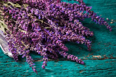 Aromaterapi petrol ve lavanta, spa, ahşap arka plan üzerinde