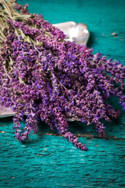 Aromaterapi petrol ve lavanta, spa, ahşap arka plan üzerinde