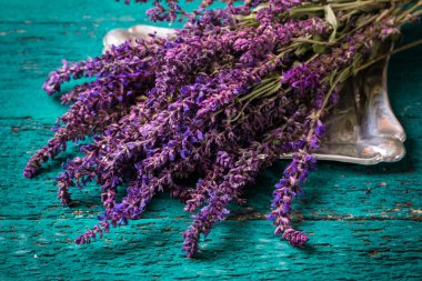 Aromaterapi petrol ve lavanta, spa, ahşap arka plan üzerinde