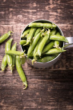 ahşap masa, sağlıklı kavramı üzerinde yeşil bezelye