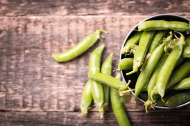 ahşap masa, sağlıklı kavramı üzerinde yeşil bezelye