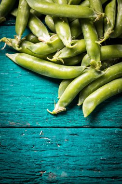 ahşap masa, sağlıklı kavramı üzerinde yeşil bezelye