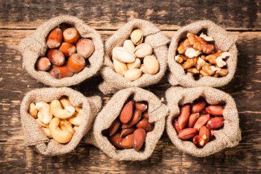 Ahşap masa, sağlıklı vegan fındık gıda mix.