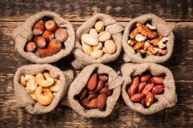 Ahşap masa, sağlıklı vegan fındık gıda mix.