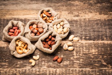 Ahşap masa, sağlıklı vegan fındık gıda mix.