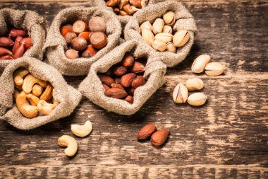 Ahşap masa, sağlıklı vegan fındık gıda mix.