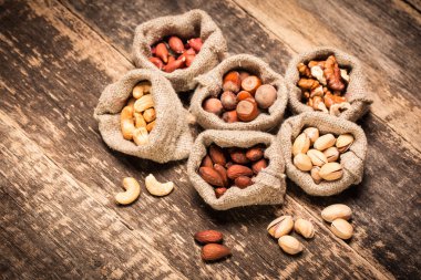 Ahşap masa, sağlıklı vegan fındık gıda mix.