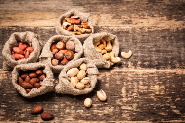 Ahşap masa, sağlıklı vegan fındık gıda mix.