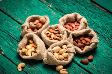 Ahşap masa, sağlıklı vegan fındık gıda mix.